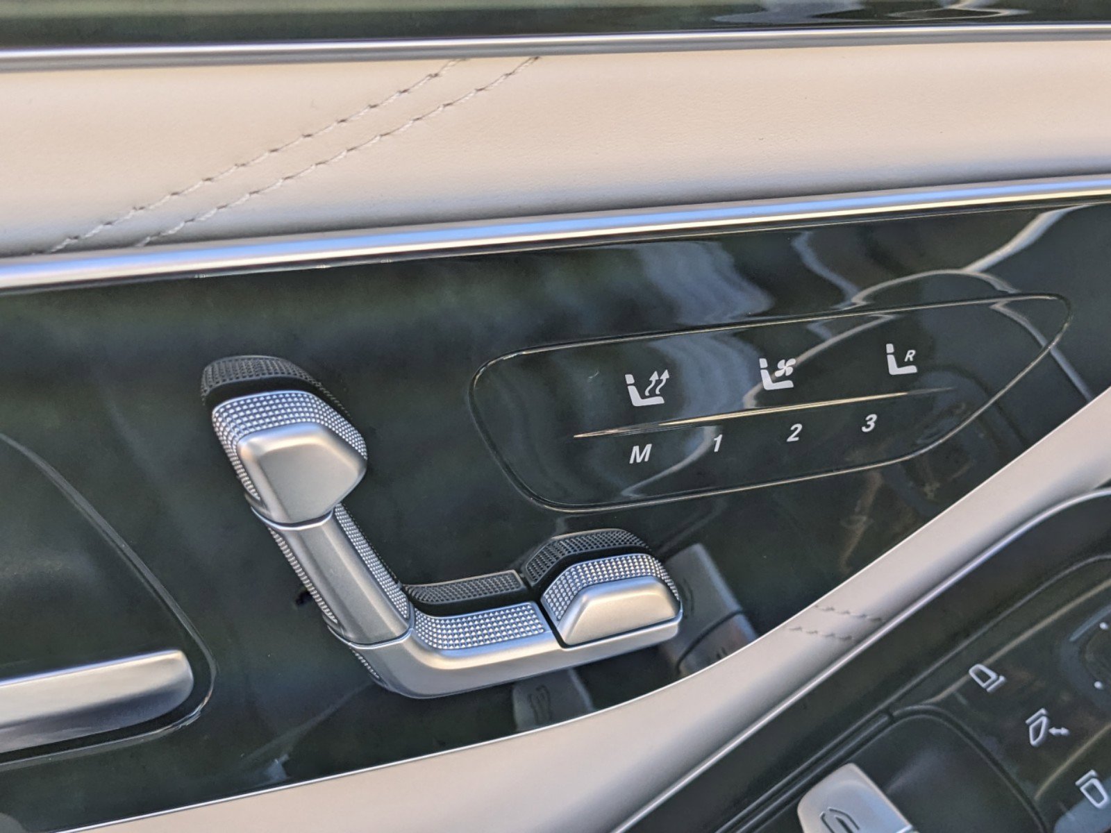 2025 Mercedes Benz S Maybach 450 580 photo 19