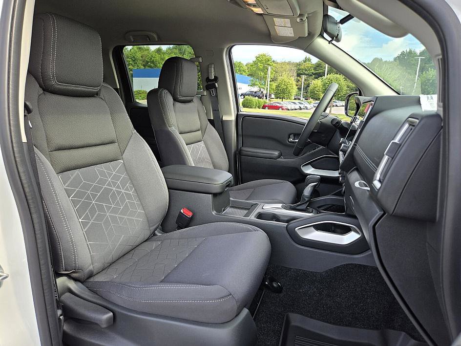 2025 Nissan Frontier Crew Cab SV photo 10