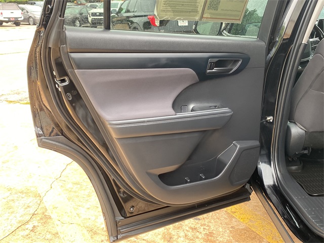 2022 Toyota Highlander LE photo 12