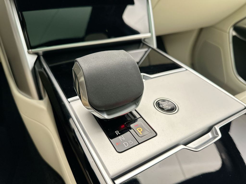 2025 Land Rover Range Rover SE photo 11