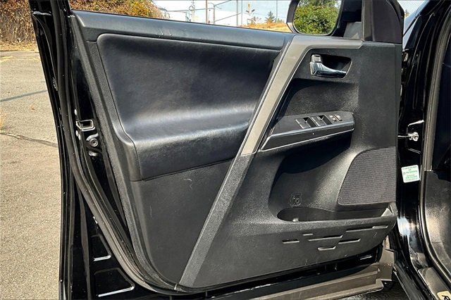2016 Toyota RAV4 SE photo 18