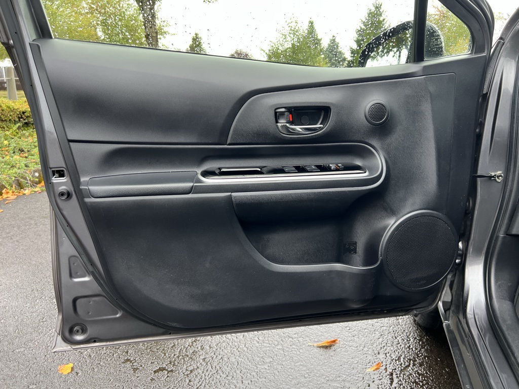 2015 Toyota Prius C Two photo 9
