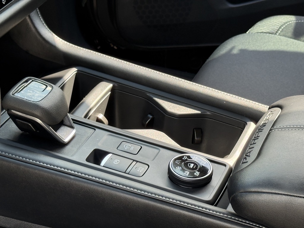 2025 Nissan Pathfinder S photo 15