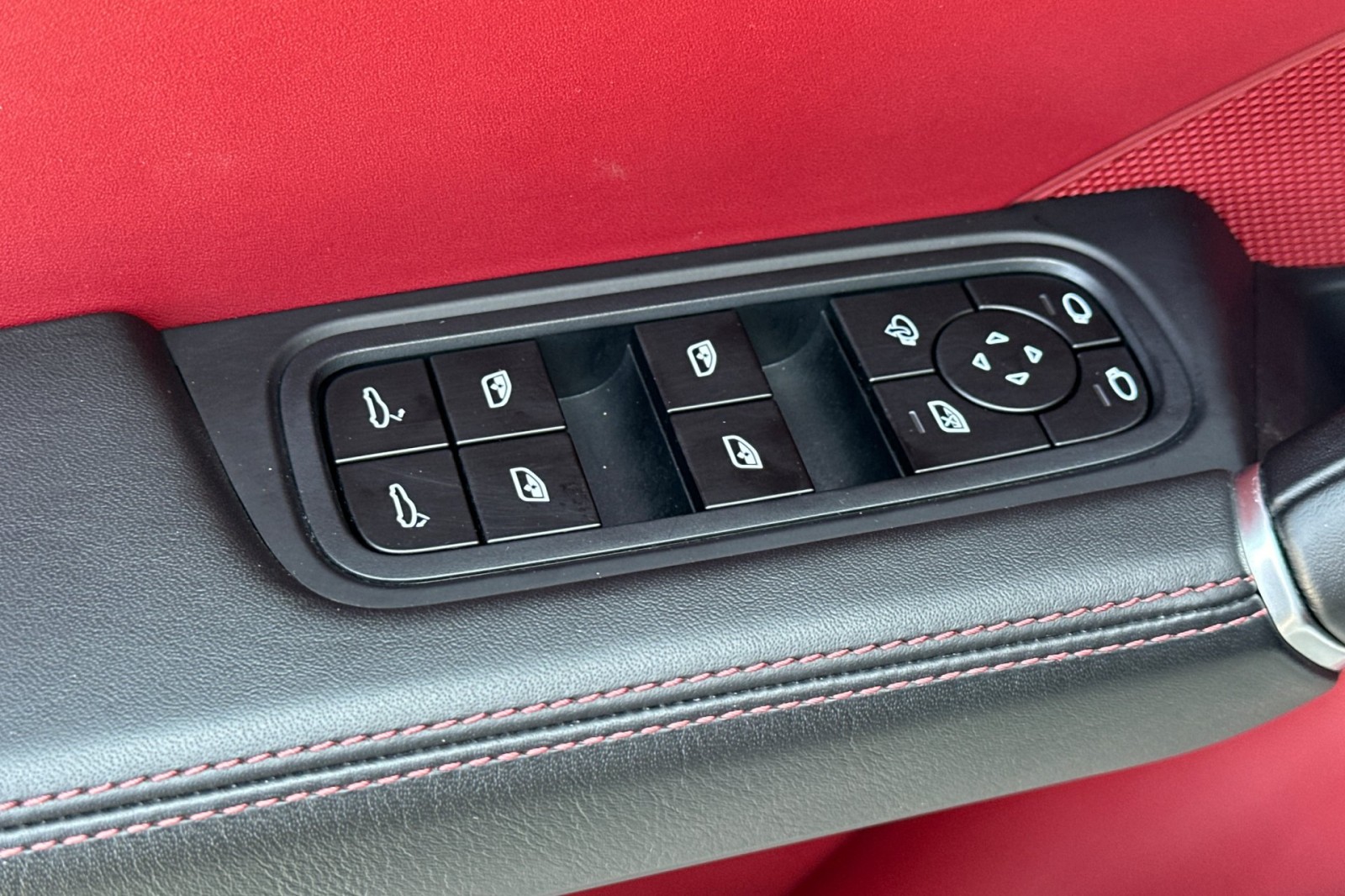 2022 Porsche Cayenne Platinum Edition photo 13