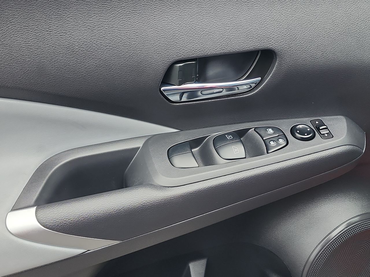 2024 Nissan Kicks SR photo 13