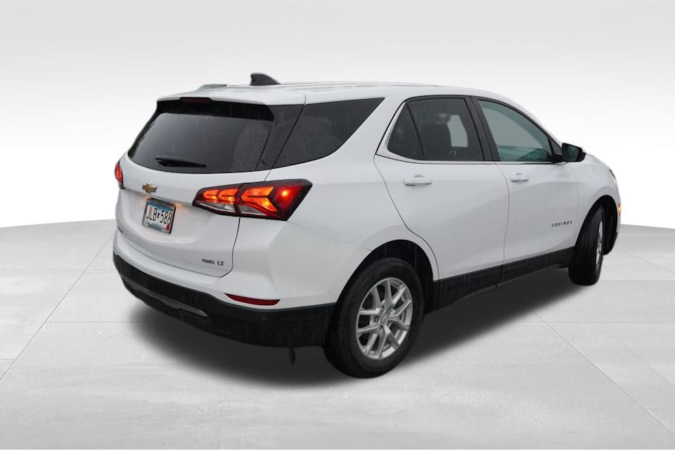 2022 Chevrolet Equinox LT photo 2