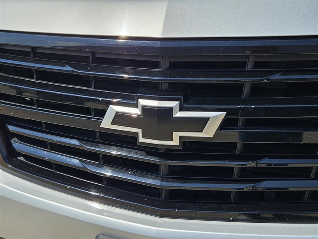 2019 Chevrolet Suburban LT photo 2
