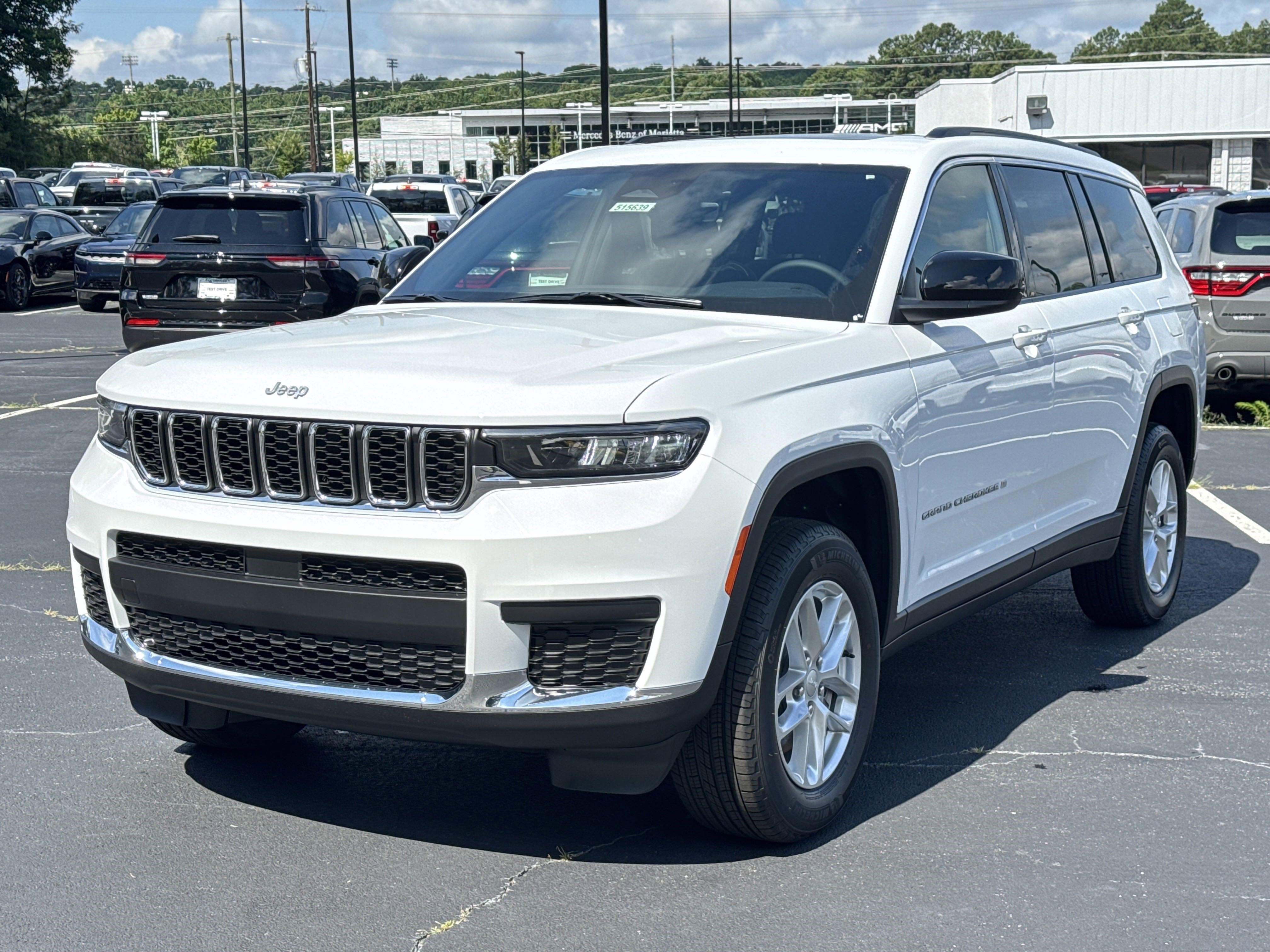 2025 Jeep Grand Cherokee Laredo X photo 3