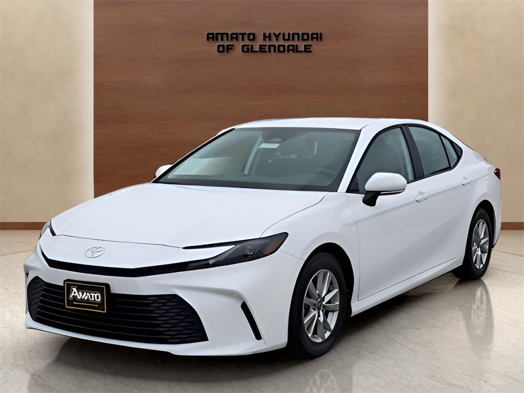 2025 Toyota Camry LE's photo