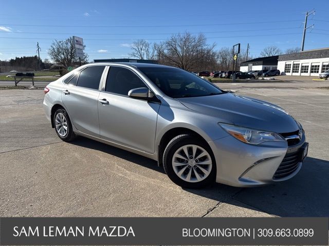 2015 Toyota Camry LE's photo