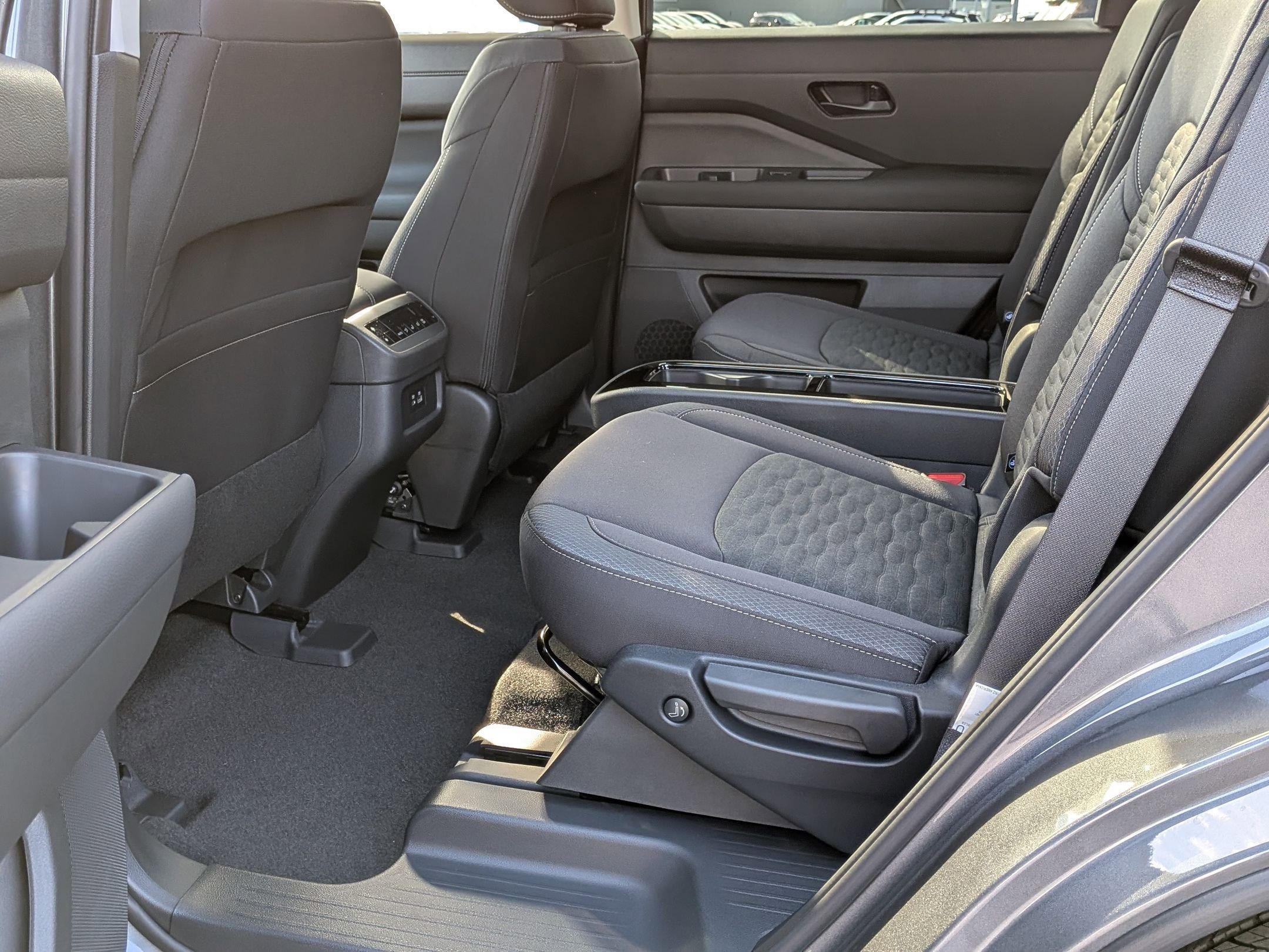 2025 Nissan Pathfinder SV photo 18