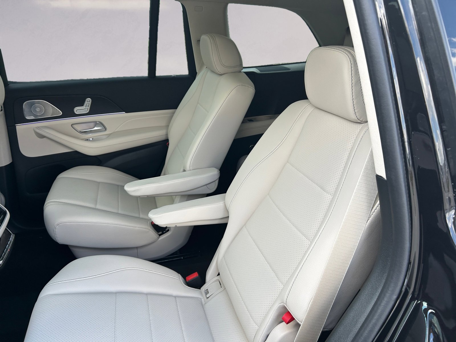 2025 Mercedes Benz GLS 450 4MATIC photo 12