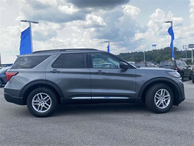 2025 Ford Explorer photo 2