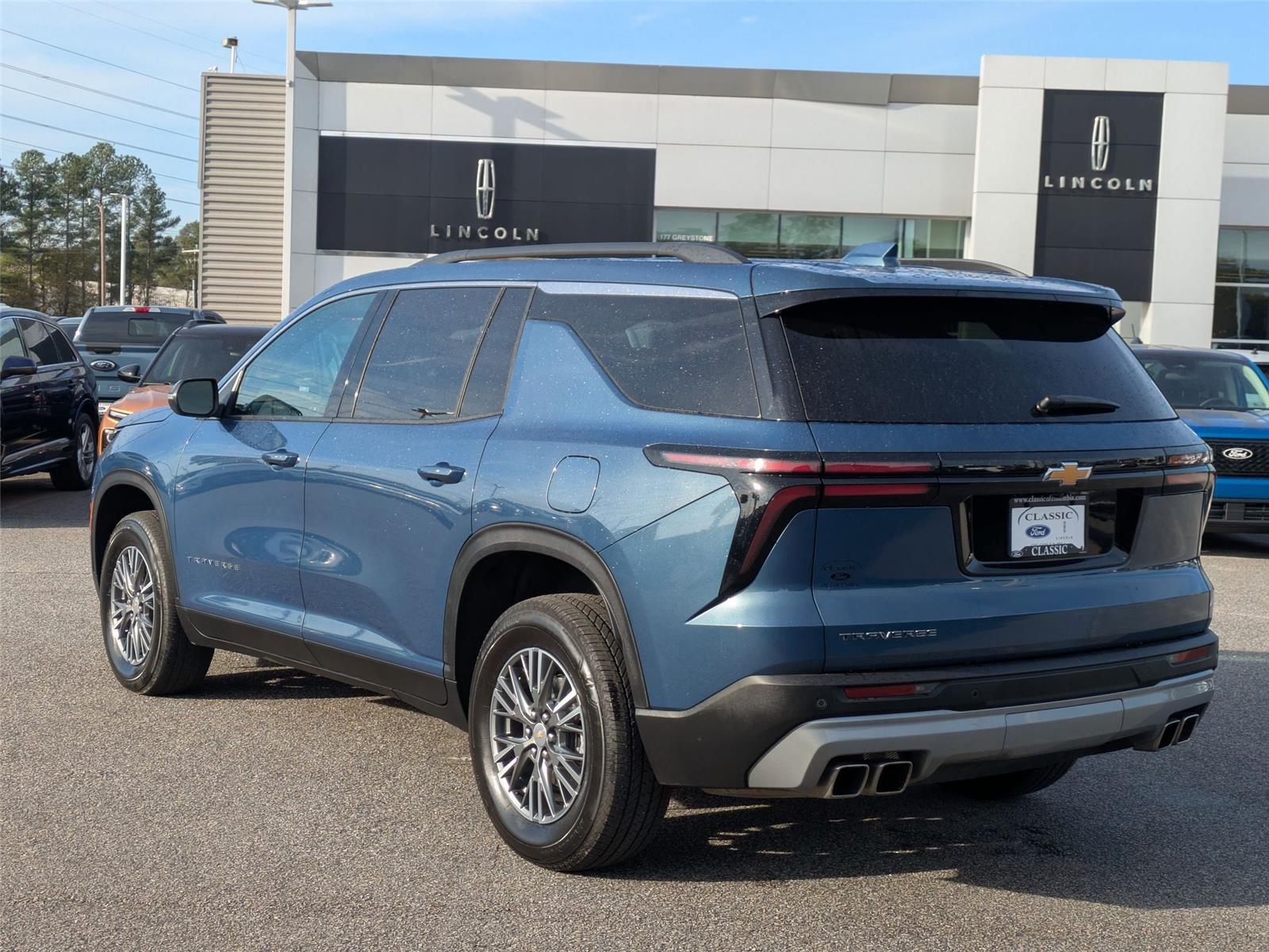 2025 Chevrolet Traverse photo 4
