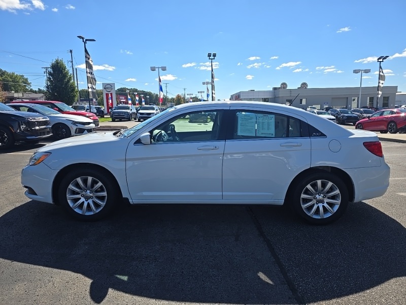 2013 Chrysler 200 Touring photo 4