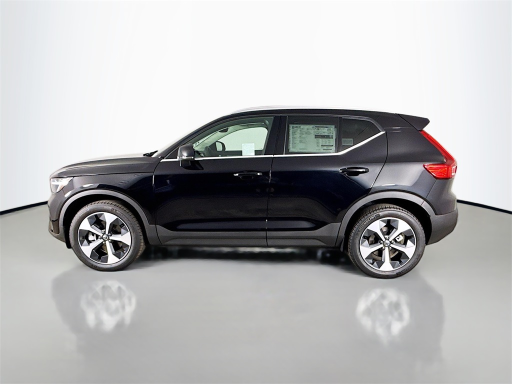 2025 Volvo XC40 Core photo 4