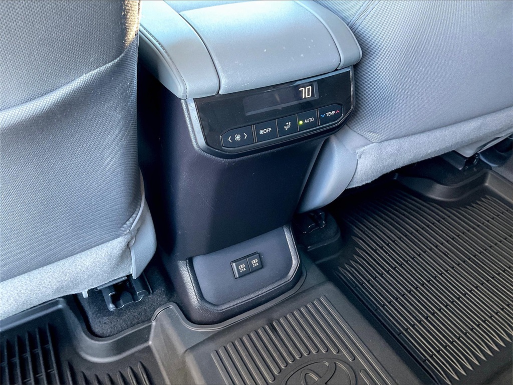 2020 Toyota Highlander Hybrid LE photo 27