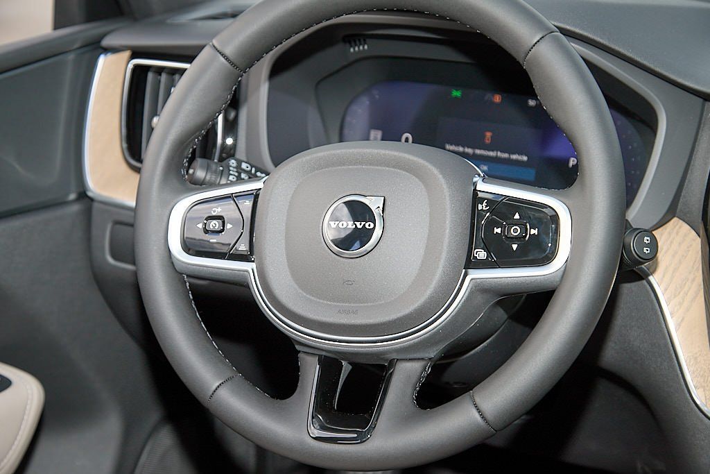 2026 VOLVO XC60 - Image 24