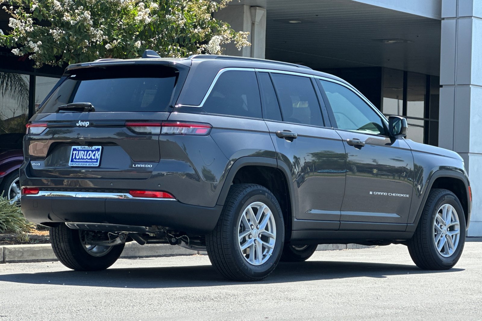 2025 Jeep Grand Cherokee Laredo X photo 4
