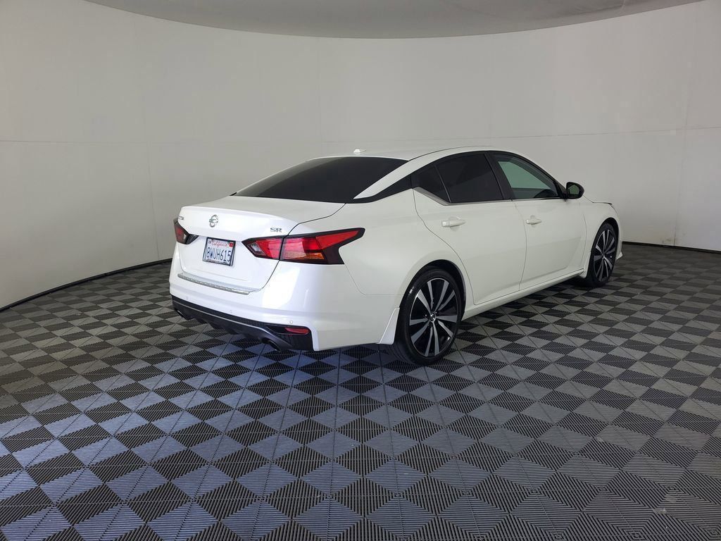 Used 2021 White Nissan 2.5 SR image 4