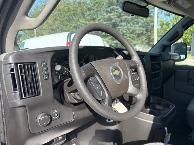 2025 Chevrolet Express Cargo 3500 photo 10