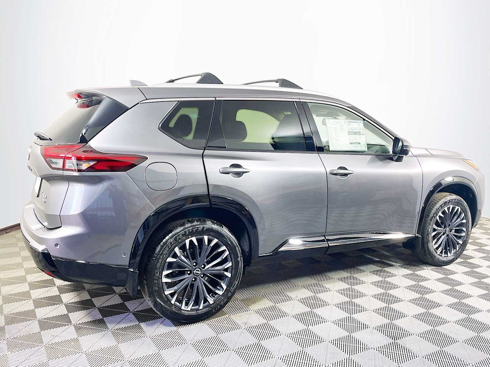 2026 Nissan Rogue Platinum photo 2