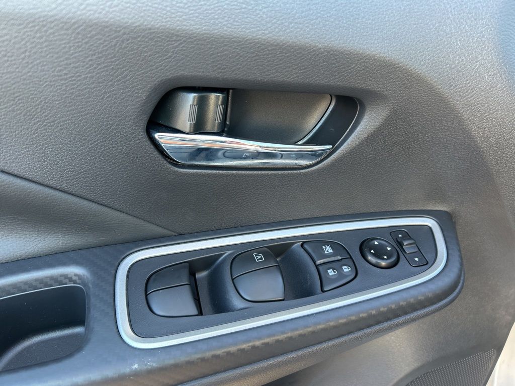 2025 Nissan Versa SR photo 11