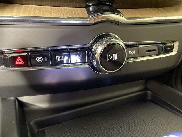 2026 Volvo XC60 Plus photo 30