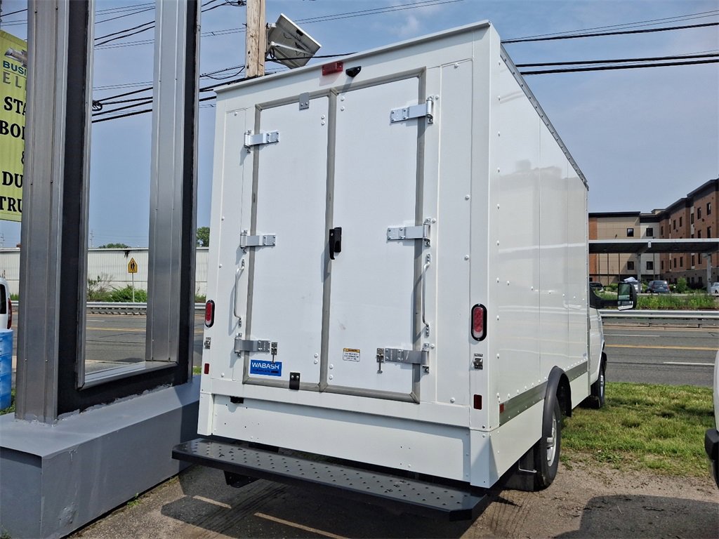 2025 Chevrolet Express Cutaway 3500 photo 4