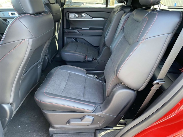 2025 Ford Explorer ST photo 4