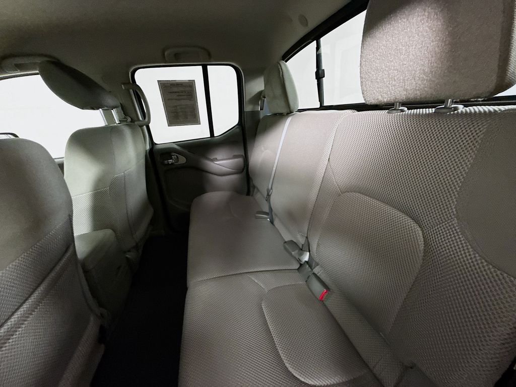 2016 Nissan Frontier SV Crew Cab photo 18