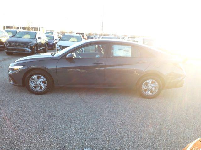 2026 Hyundai Elantra SE's photo