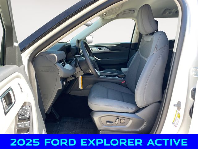 2025 Ford Explorer photo 2