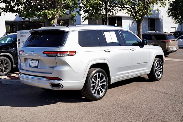 2023 Jeep Grand Cherokee Overland photo 2