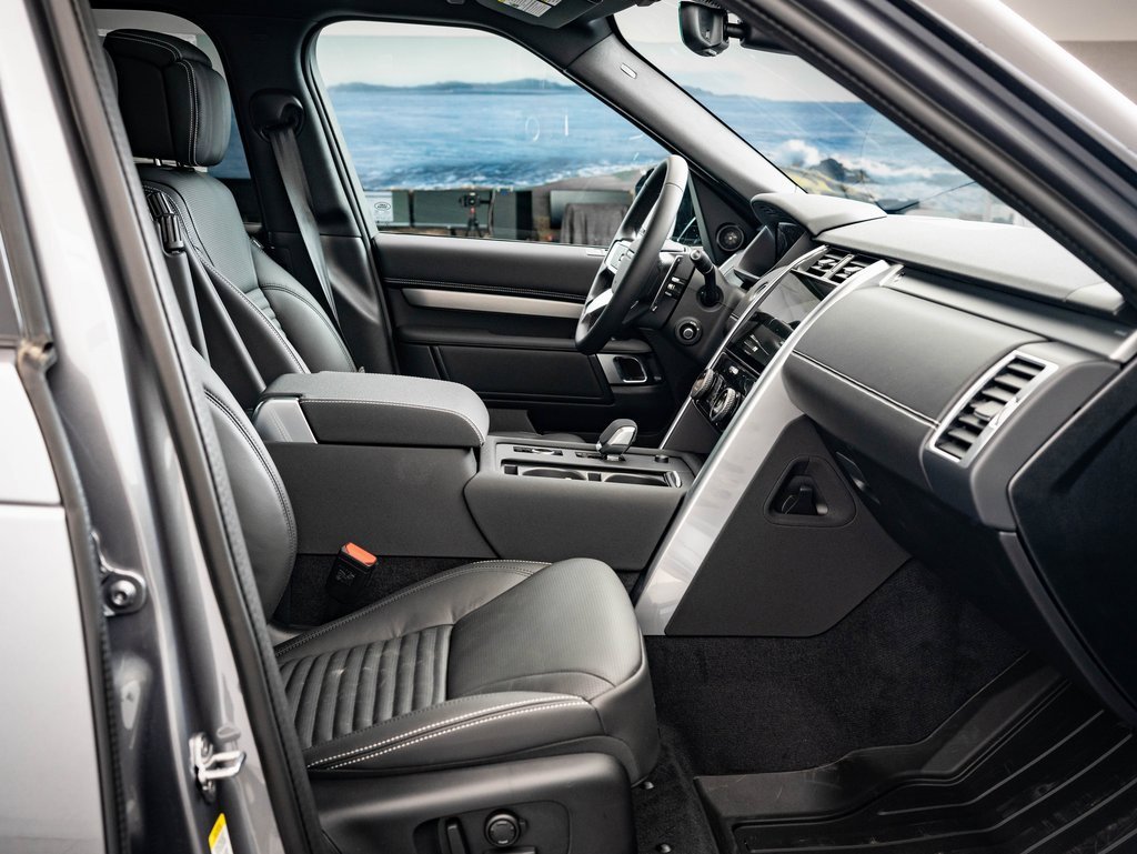 2025 Land Rover Discovery SE photo 15