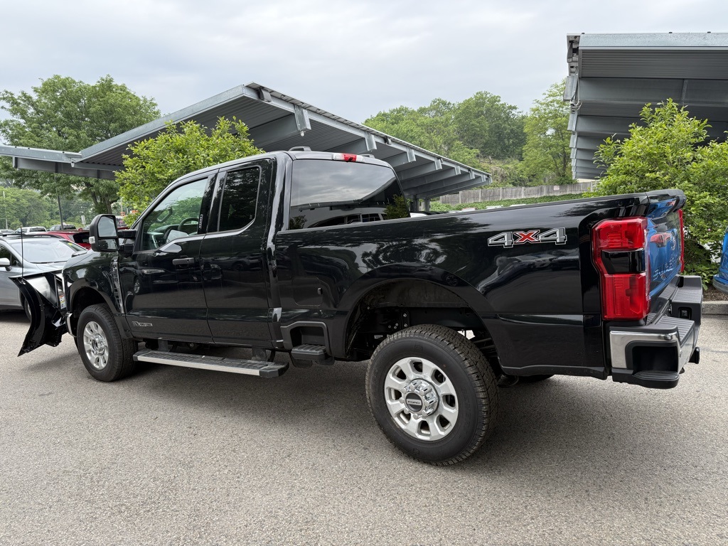 2023 Ford F-350 photo 4