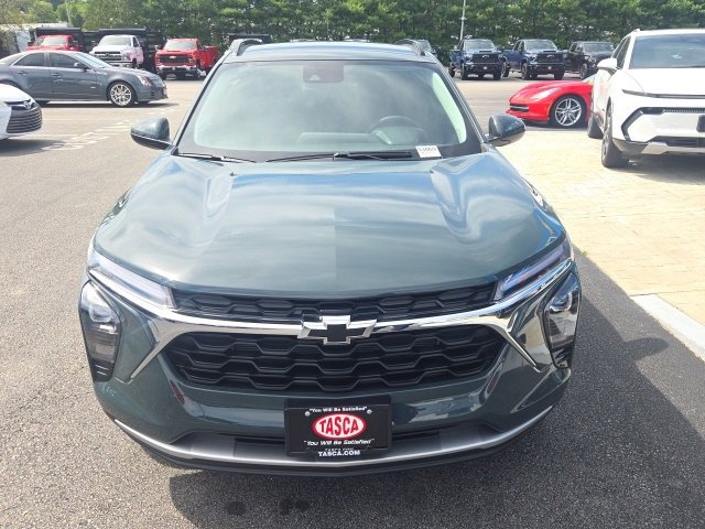 2025 Chevrolet Trax LT photo 2