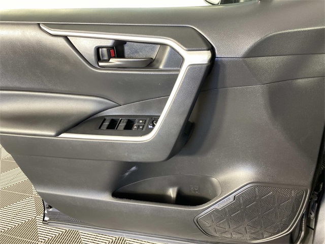 2023 Toyota RAV4 LE photo 18