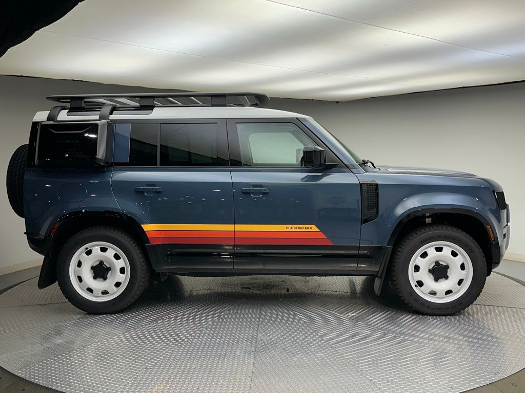 2025 Land Rover Defender 110 S photo 4