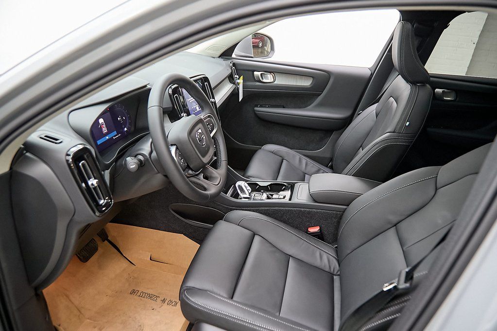 2025 VOLVO XC40 - Image 12