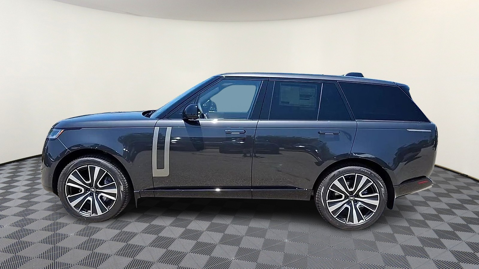 2025 Land Rover Range Rover SE photo 3