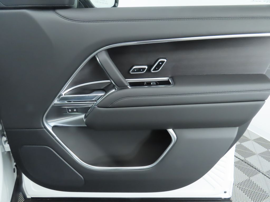 2025 Land Rover Range Rover SE photo 23