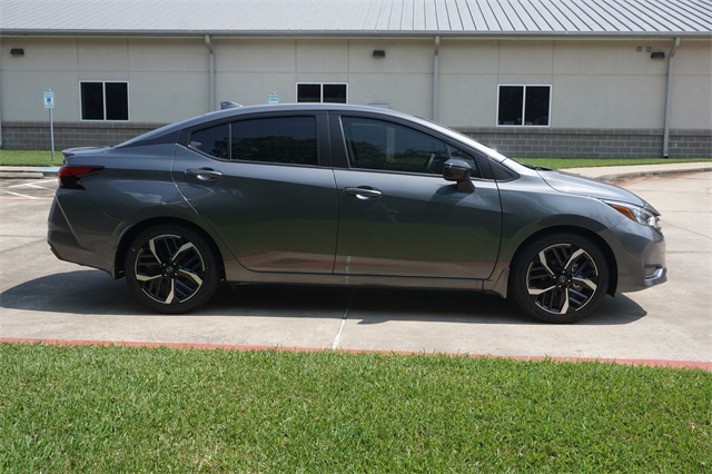 2025 Nissan Versa SR photo 3
