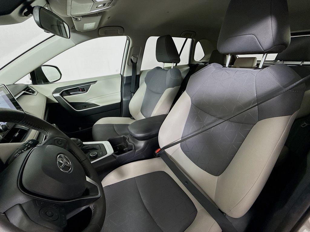 2023 Toyota RAV4 Hybrid XLE photo 18