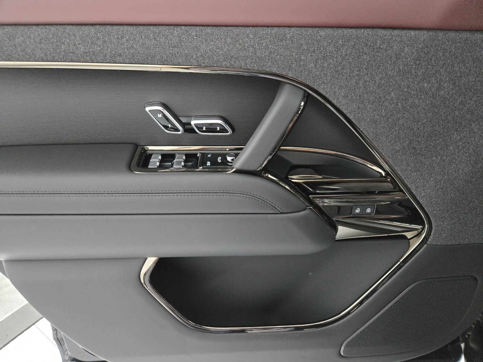 2025 Land Rover Range Rover Sport SE photo 17