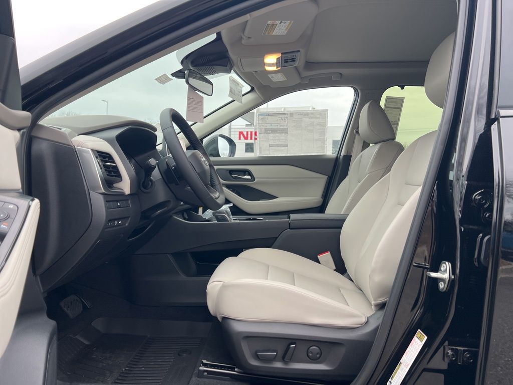 2025 Nissan Rogue SV photo 13