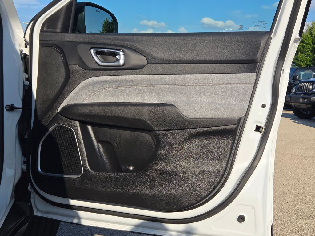 2022 Jeep Compass Latitude Lux photo 8