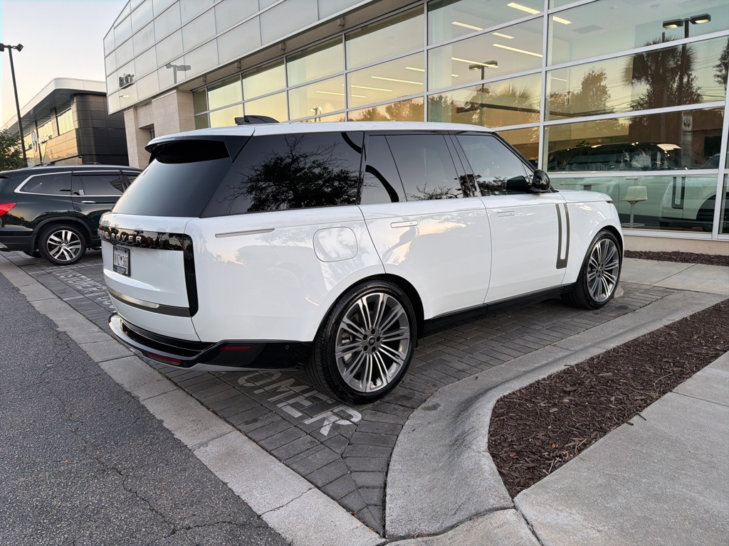 2025 Land Rover Range Rover SE photo 3