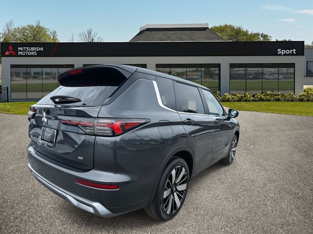 2025 Mitsubishi Outlander SE photo 3