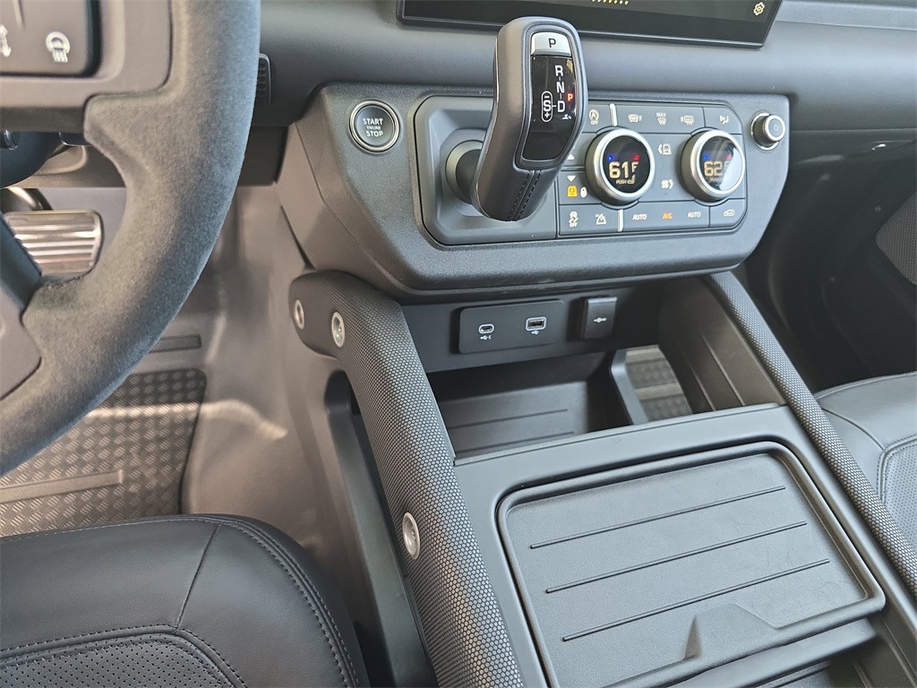 2024 Land Rover Defender 130 V8 photo 26